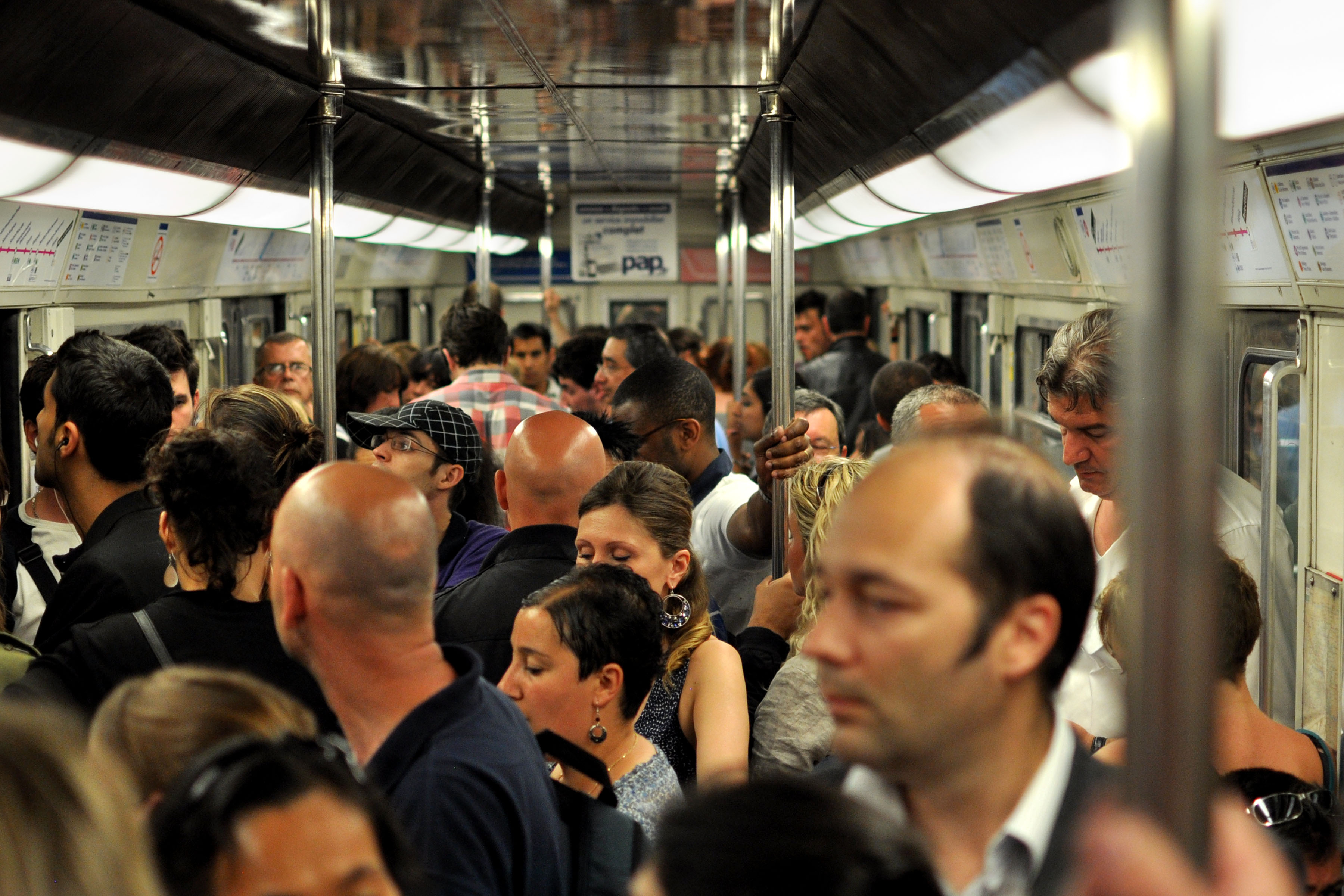 Много людей в метро. Толпа в метро. Толпа людей в метро. Толпа в вагоне метро. Переполненный вагон метро.